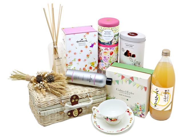 Birthday Present - Fragrance & Cup Set Gift Hamper   - L76602045 Photo